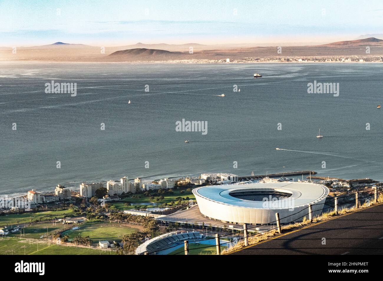 Arial Blick auf Green Point Fußballstadion in Kapstadt mit Meer dahinter Stockfoto