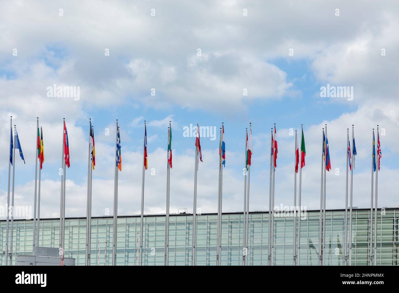Alle EU-Flaggen Flagge der Europäischen Union winkt vor dem Europäischen Parlament, Sitz des Europäischen Parlaments der Europäischen Kommission Stockfoto