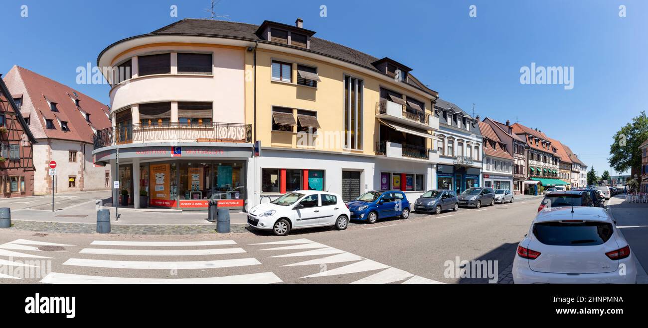 Eine Gasse in der Altstadt von Selestat. Selestat ist eine Gemeinde im Elsass. Die Stadt ist eine der architektonisch reichsten unter den kleineren Städten des Elsass. Stockfoto