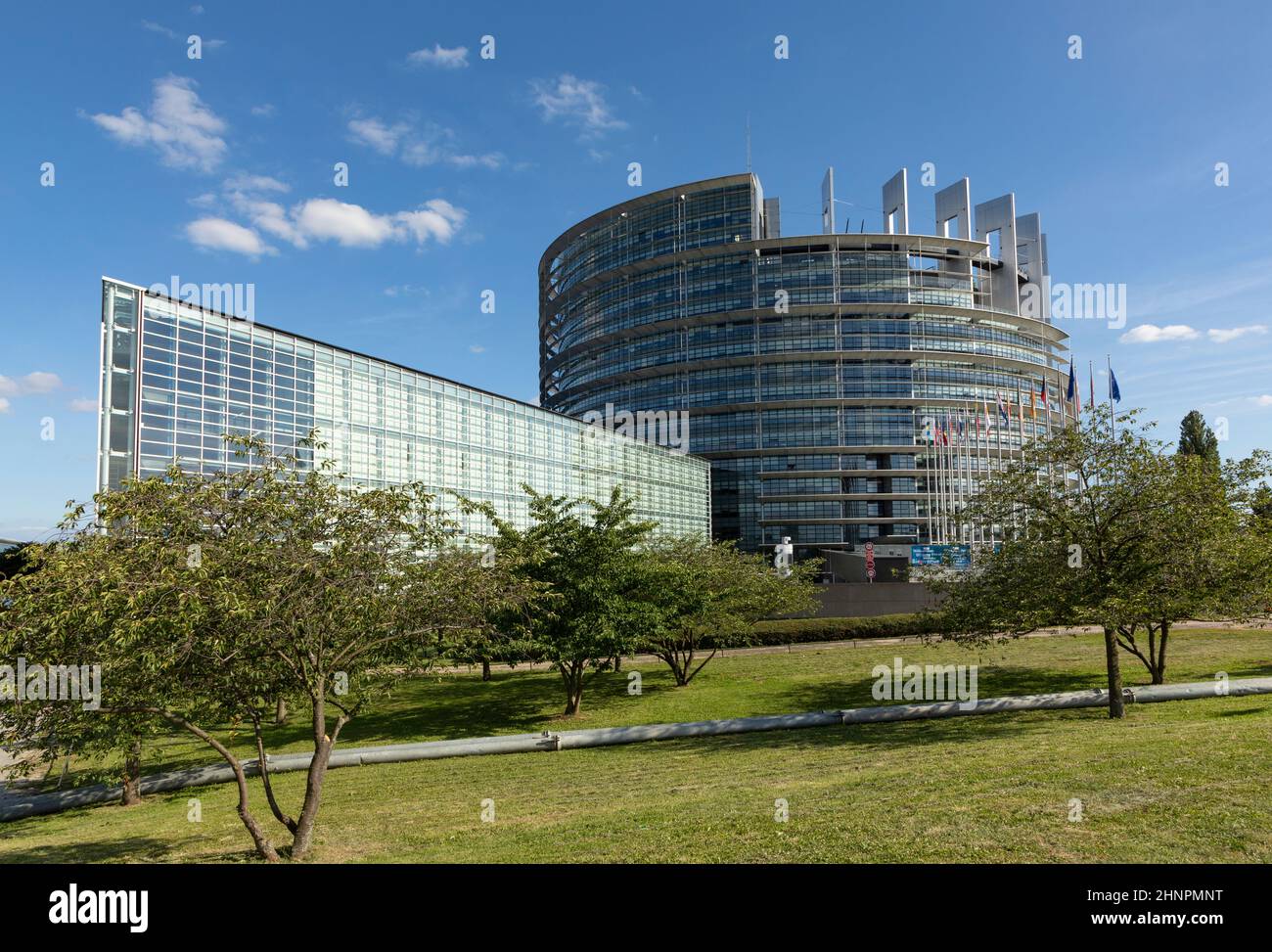 Moderne Architektur des parlaments der europäischen Union mit Flaggen der Mitglieder in frankreich Straßburg Stockfoto