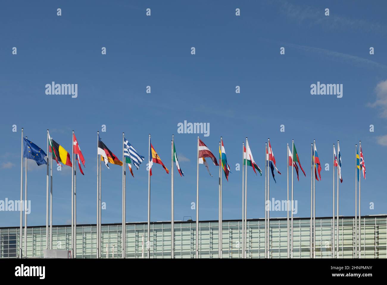 Alle EU-Flaggen Flagge der Europäischen Union winkt vor dem Europäischen Parlament, Sitz des Europäischen Parlaments der Europäischen Kommission Stockfoto