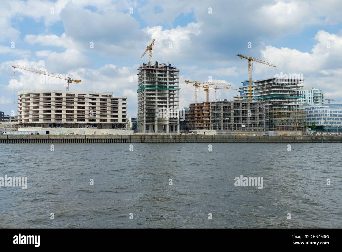 Eindruck vom Norderelbe-Gebiet mit einem großen Bauplatz in Hamburg, Deutschland Stockfoto