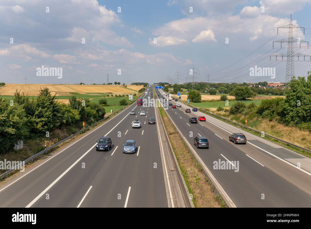 deutscher Autobahnverkehr auf der autobahn A5 bei frankfurt Richtung Kassel Stockfoto