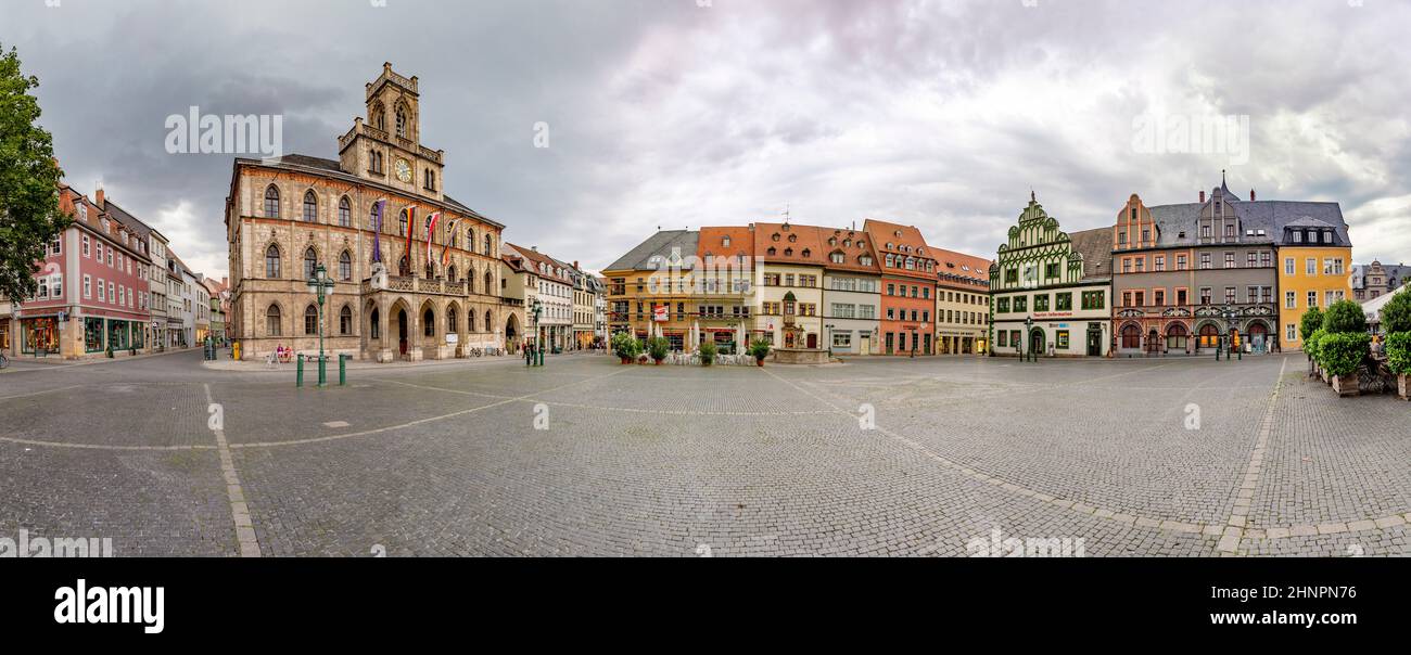 Panoramablick auf den alten Marktplatz in Weimar bei Nacht mit berühmtem Rathaus Stockfoto