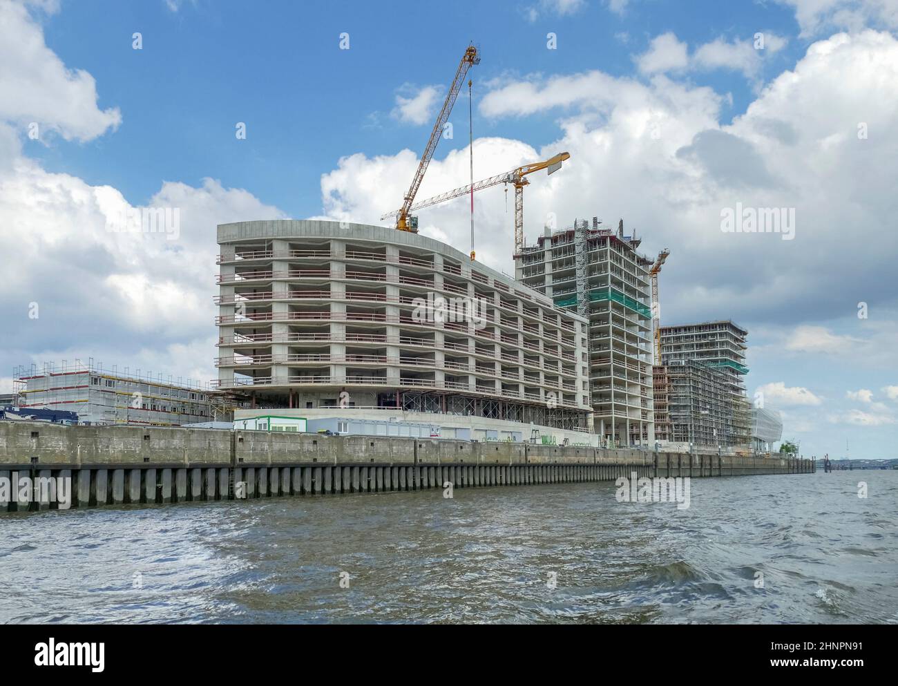 Eindruck vom Norderelbe-Gebiet mit einem großen Bauplatz in Hamburg, Deutschland Stockfoto