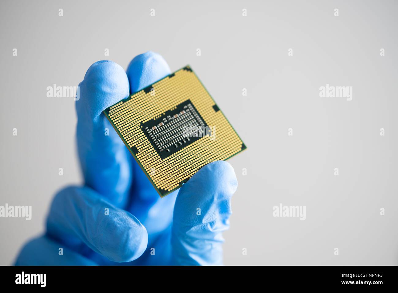 Computerprozessortechnologie. CPU Semiconductor Hardware in der Hand Stockfoto