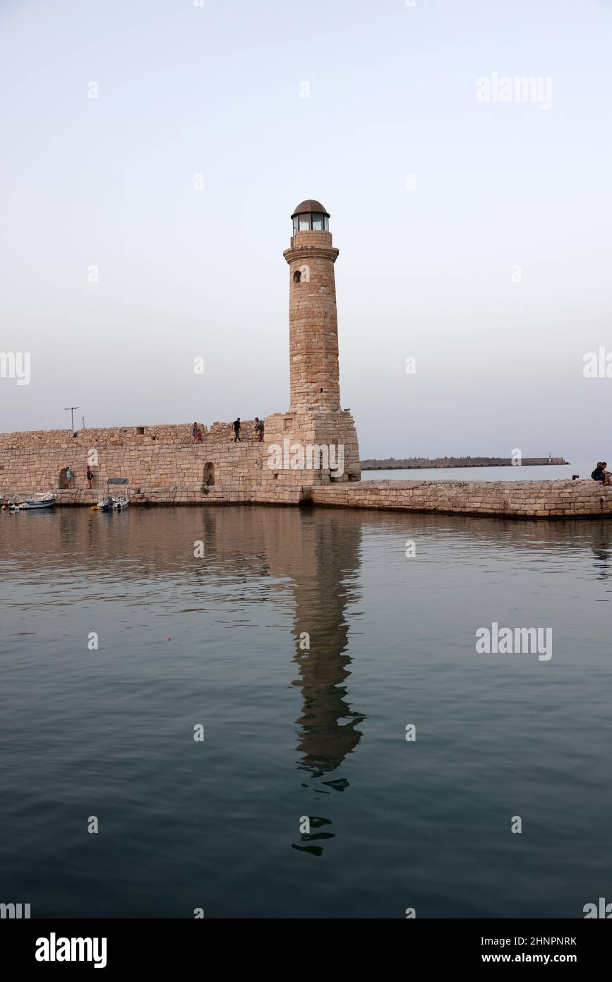 Blick auf den Leuchtturm im alten venezianischen Hafen von Rethymnon. Kreta Stockfoto