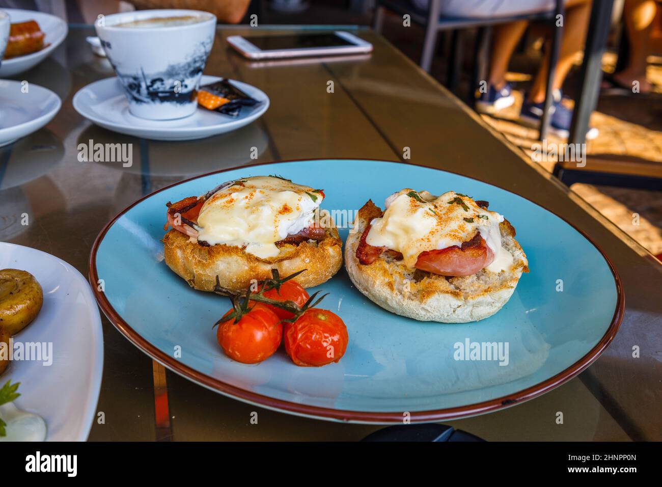 Frühstück mit Spiegeleiern, Speck und gegrillten Tomaten. Stockfoto