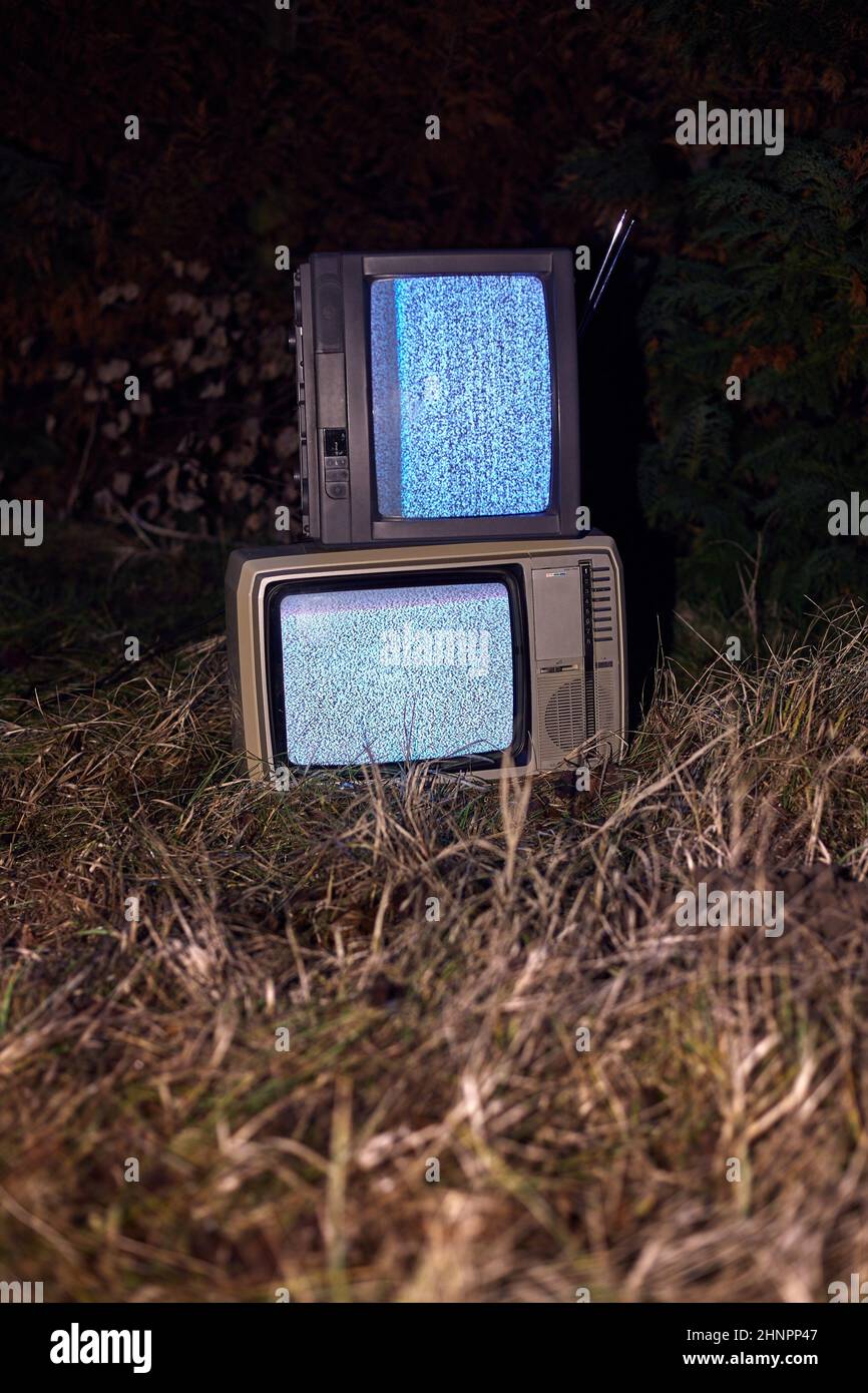 TV kein Signal in Gras t Nacht Stockfoto