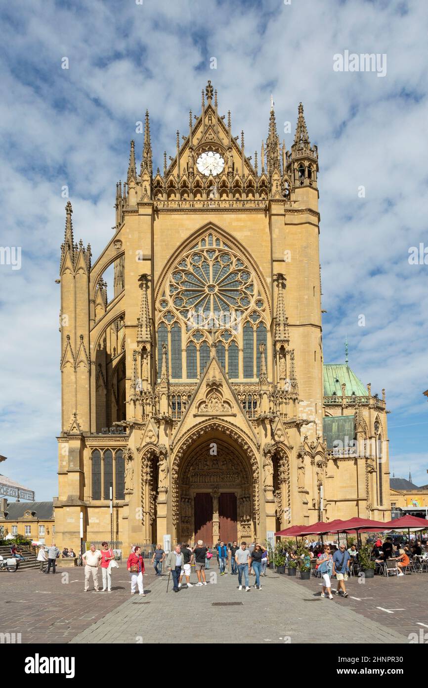 Die Menschen besuchen am Tag des Mirabeau-Festes die Kathedrale von Metz unter blauem Himmel Stockfoto