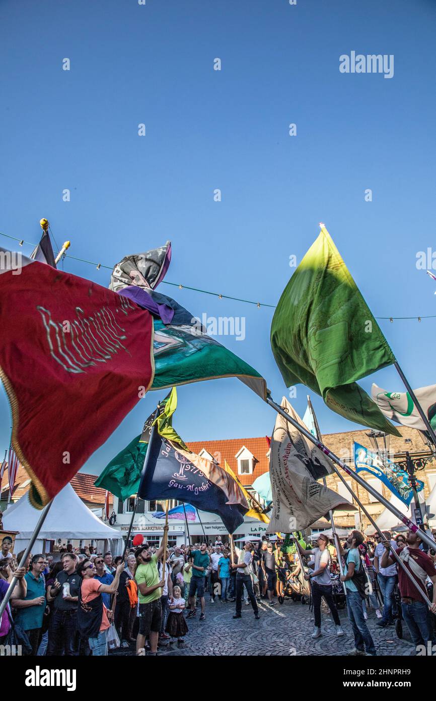 Beim Gau-Algesheim Weinfest feiern die Menschen das Fahnenschwingen Stockfoto