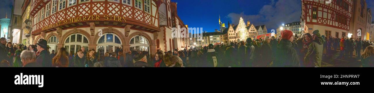 Am Christmastabend in Frankfurt erklingen Menschen mit der Kirchenglocke. Das Glockenläuten ist ein traditionelles Ereignis in Frankfurt Stockfoto