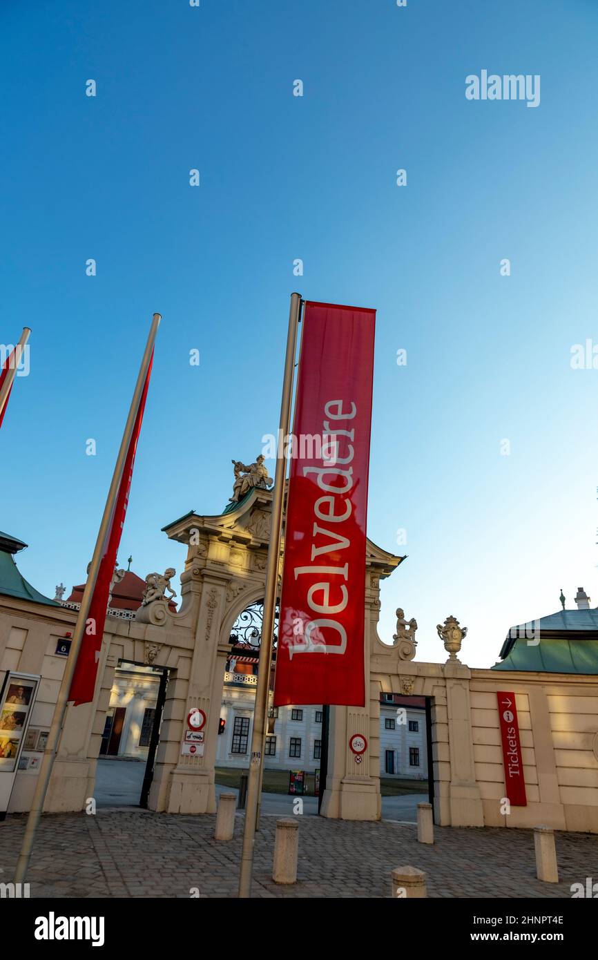 Barockschloss Belvedere ist ein historischer Gebäudekomplex in Wien, Österreich, bestehend aus zwei Barockpalästen mit Garten dazwischen Stockfoto