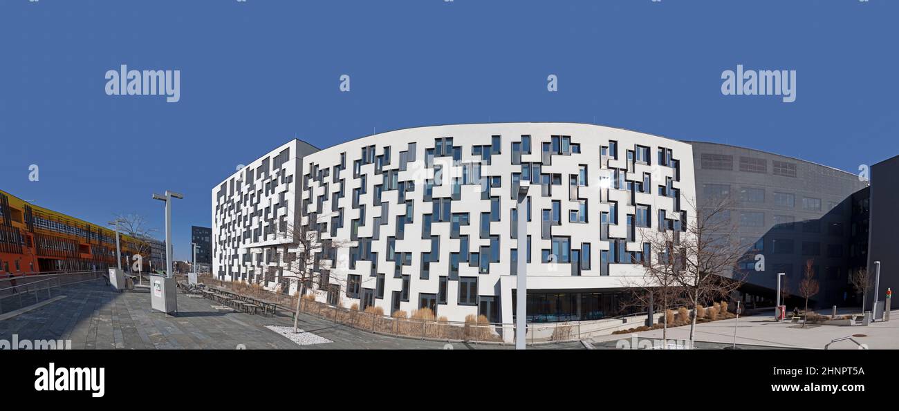 Toller Blick auf moderne Gebäude des Campus der Wirtschaftsuniversität Wien Stockfoto