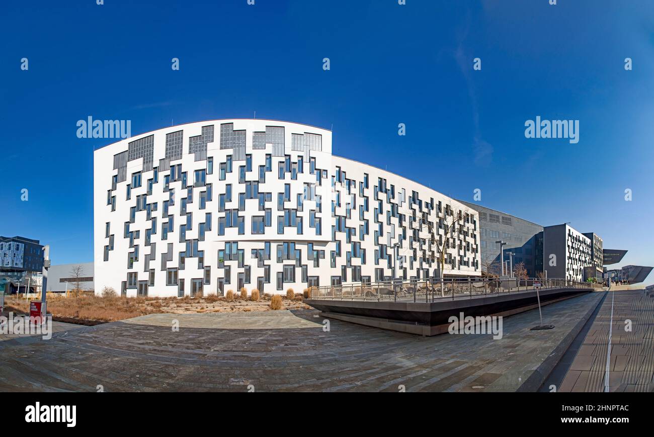 Toller Blick auf moderne Gebäude des Campus der Wirtschaftsuniversität Wien Stockfoto