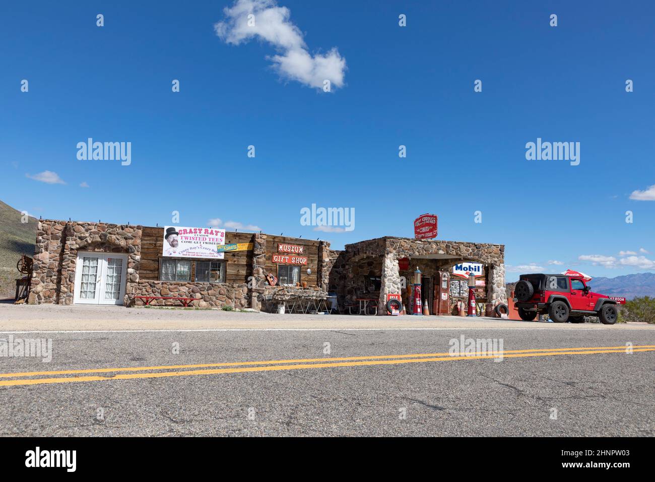 Alte historische Tankstelle an der Route 66 unter klarem blauen Himmel im Golden Valley Stockfoto