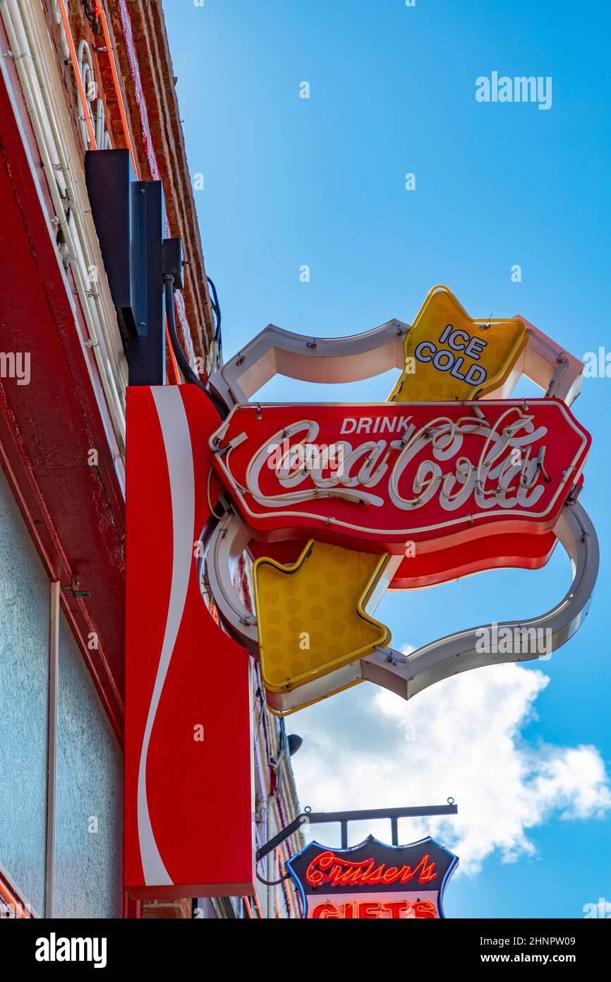 Altes Coca Cola-Schild an einem Restaurant an der historischen Route 66 Stockfoto