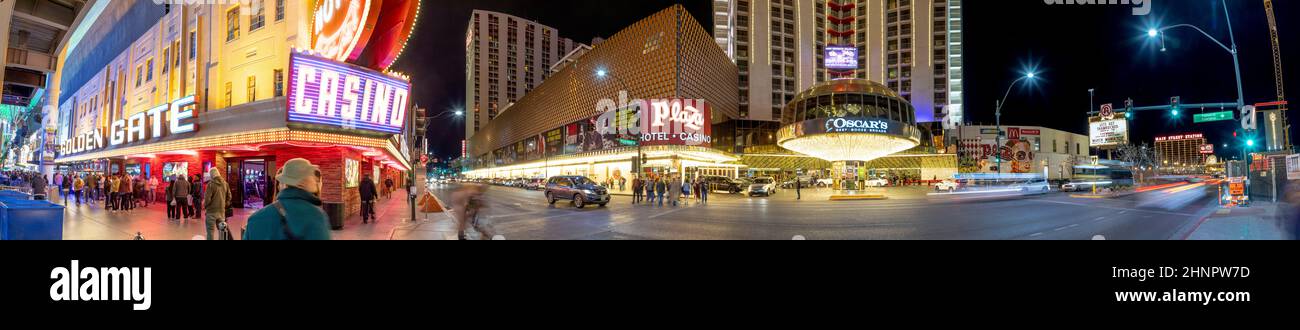 Beleuchtete Casinos in der Fremont Street in Las Vegas bei Nacht Stockfoto