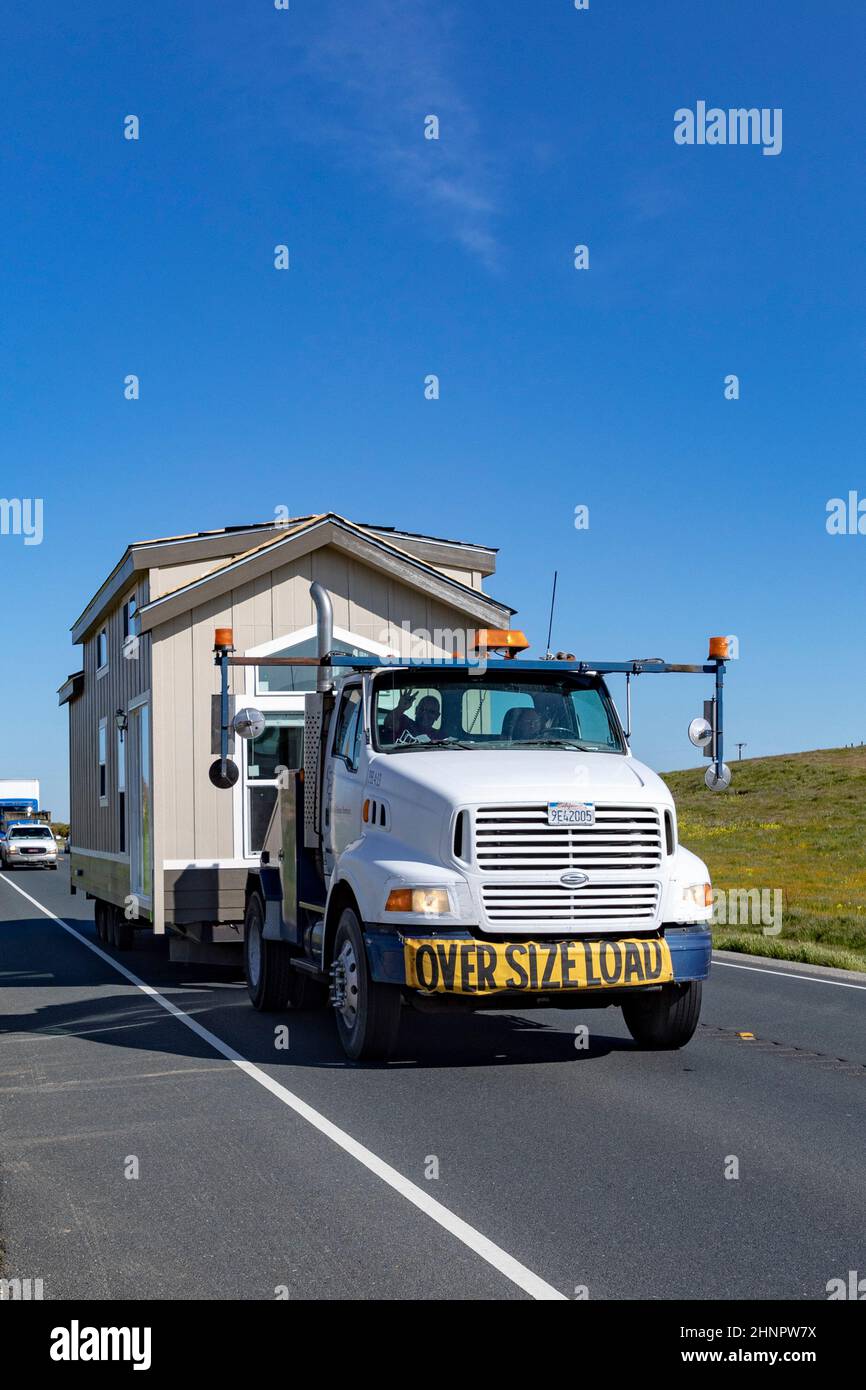 Menschen transportieren ihr Zuhause per LKW von einem Wohnmobil-Dorf zum nächsten Stockfoto