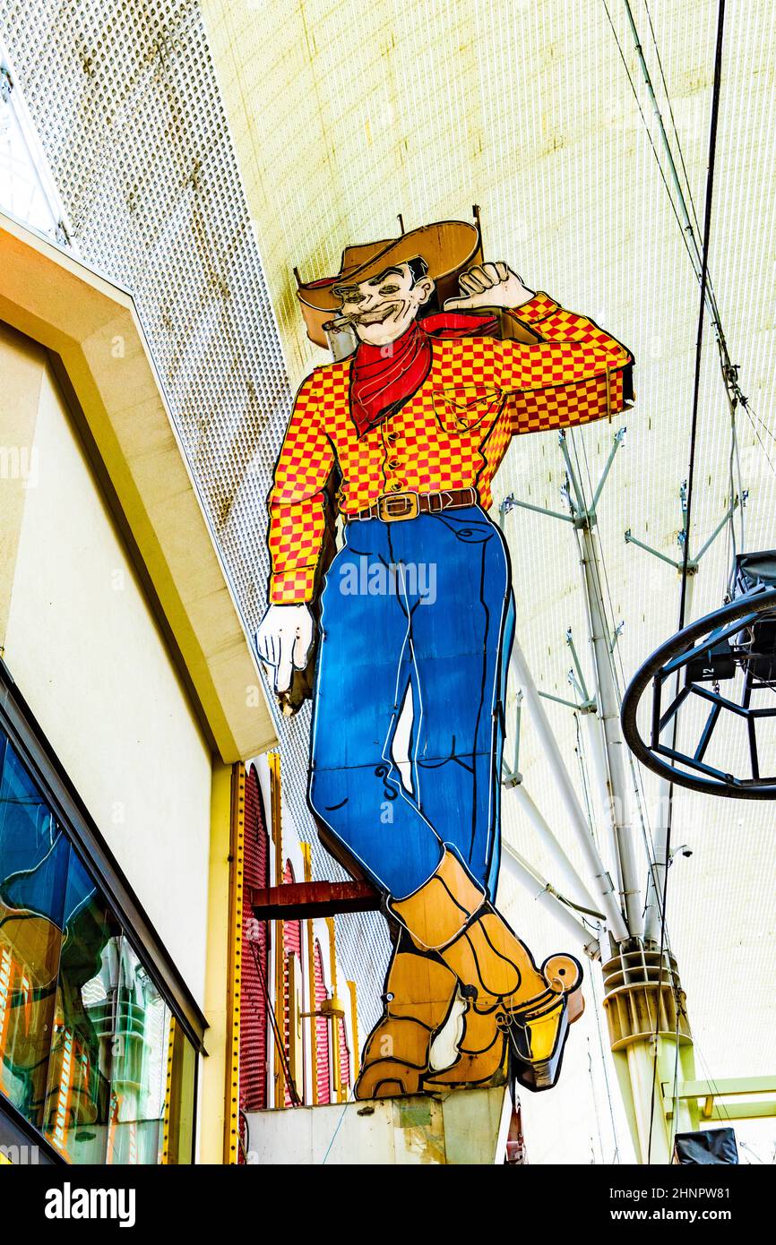 Berühmtes Cowboy-Neonschild hoch über der Fremont Street. Stockfoto