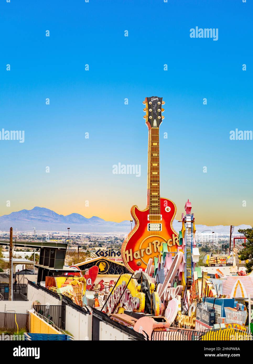 Vintage Hard Rock Cafe riesiges Gitarrenschild in der Abenddämmerung in der Freilichtausstellung des Neon Museums Stockfoto