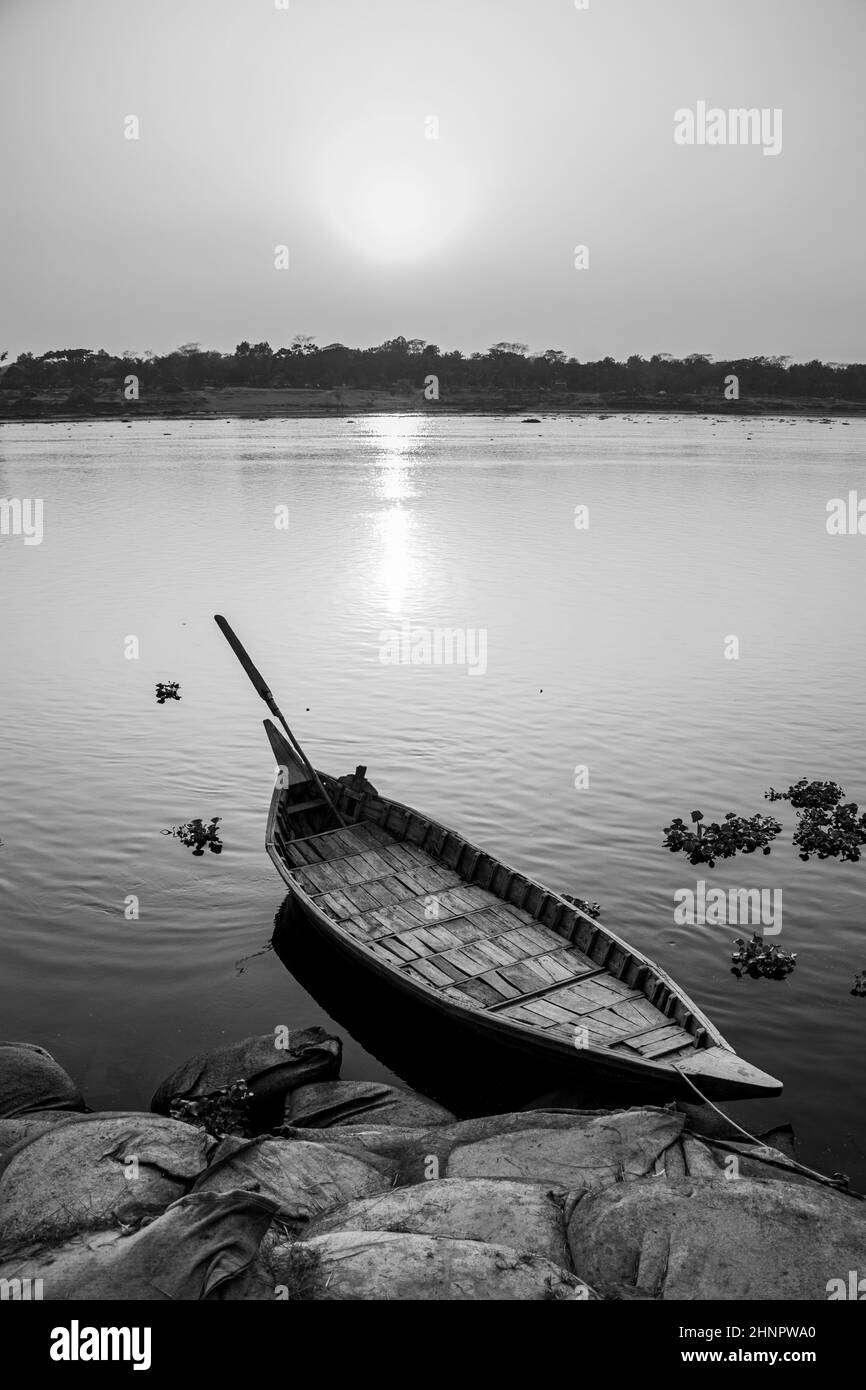 Sonnenuntergangsfotografie auf dem Fluss im Winter 2022. Dieses Bild wurde von mir am 17. Januar 2022 vom Doleswori-Fluss, Bangladesch, Südasien, aufgenommen. Stockfoto