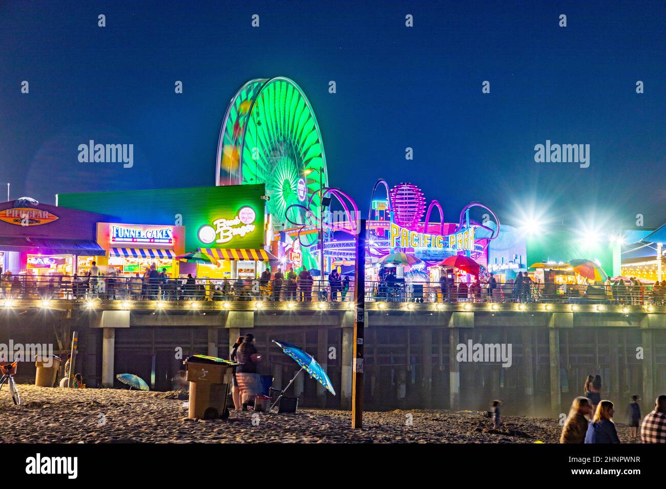 Die Menschen genießen den Ocean Park am Santa Monica Pier bei Nacht Stockfoto
