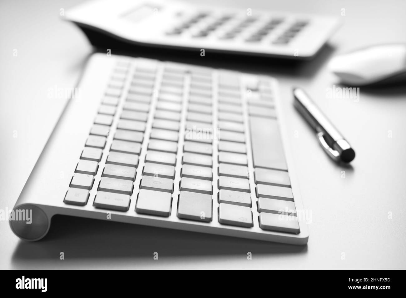 Schreibtisch mit Computer-Tastatur, Rechner und Ball-point Stockfoto