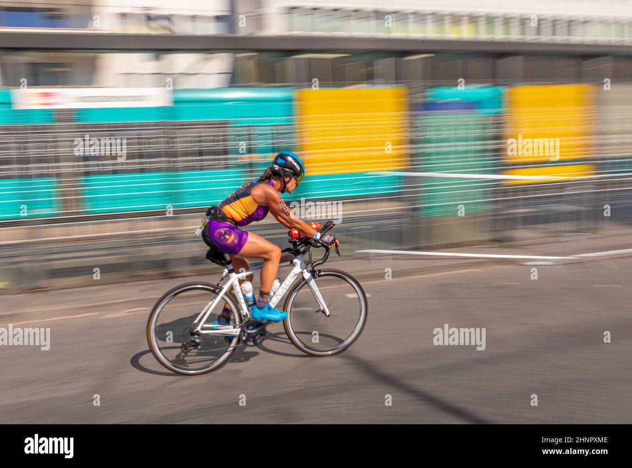 Die Leute beobachten Olga Jenner nach mehr als 100 KM Radrennen in Frankfurt am ironman 2019 Stockfoto