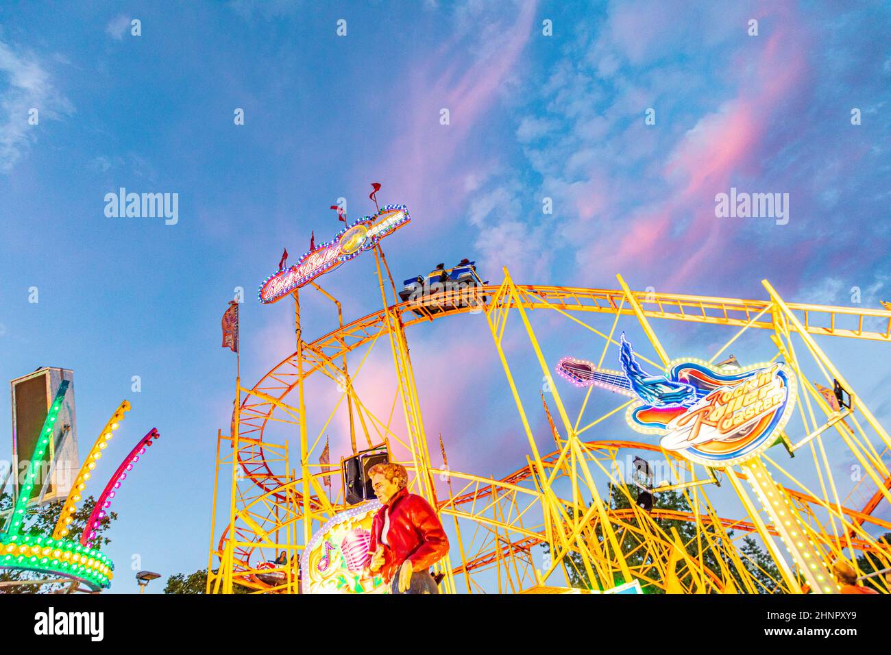 Die Menschen genießen das Heinerfest in Darmstadt. Es ist ein jährliches Festival am ersten Wochenende im Juli und Hunderte von Food- und Fun-Anbietern bieten Dienstleistungen an Stockfoto