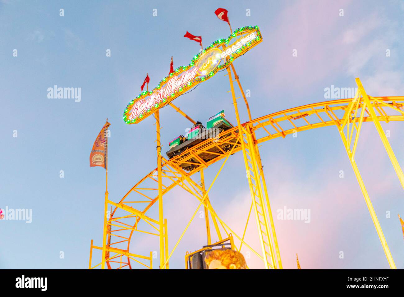 Die Menschen genießen das Heinerfest in Darmstadt. Es ist ein jährliches Festival am ersten Wochenende im Juli und Hunderte von Food- und Fun-Anbietern bieten Dienstleistungen an Stockfoto