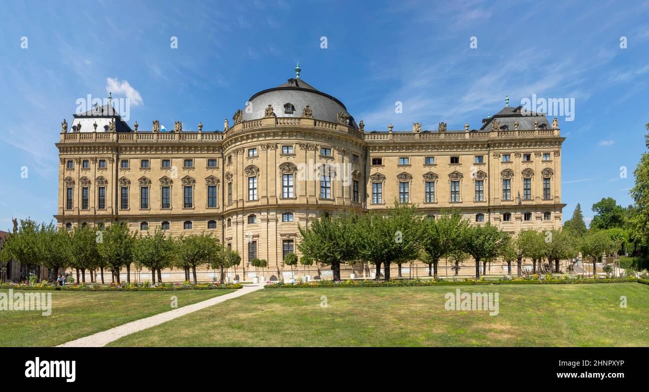 Residenz mit Blumengarten in Würzburg Stockfoto