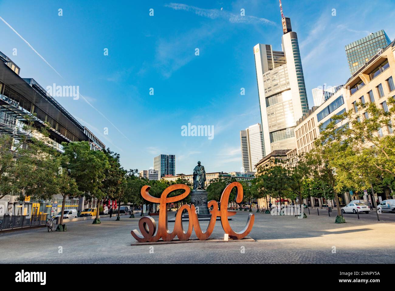 Blick auf die Skyline von Frankfurt mit dem berühmten Wolkenkratzer, der von den wichtigsten europäischen Banken gebaut wurde, und der Skulptur Love of Mia Florentine Stockfoto