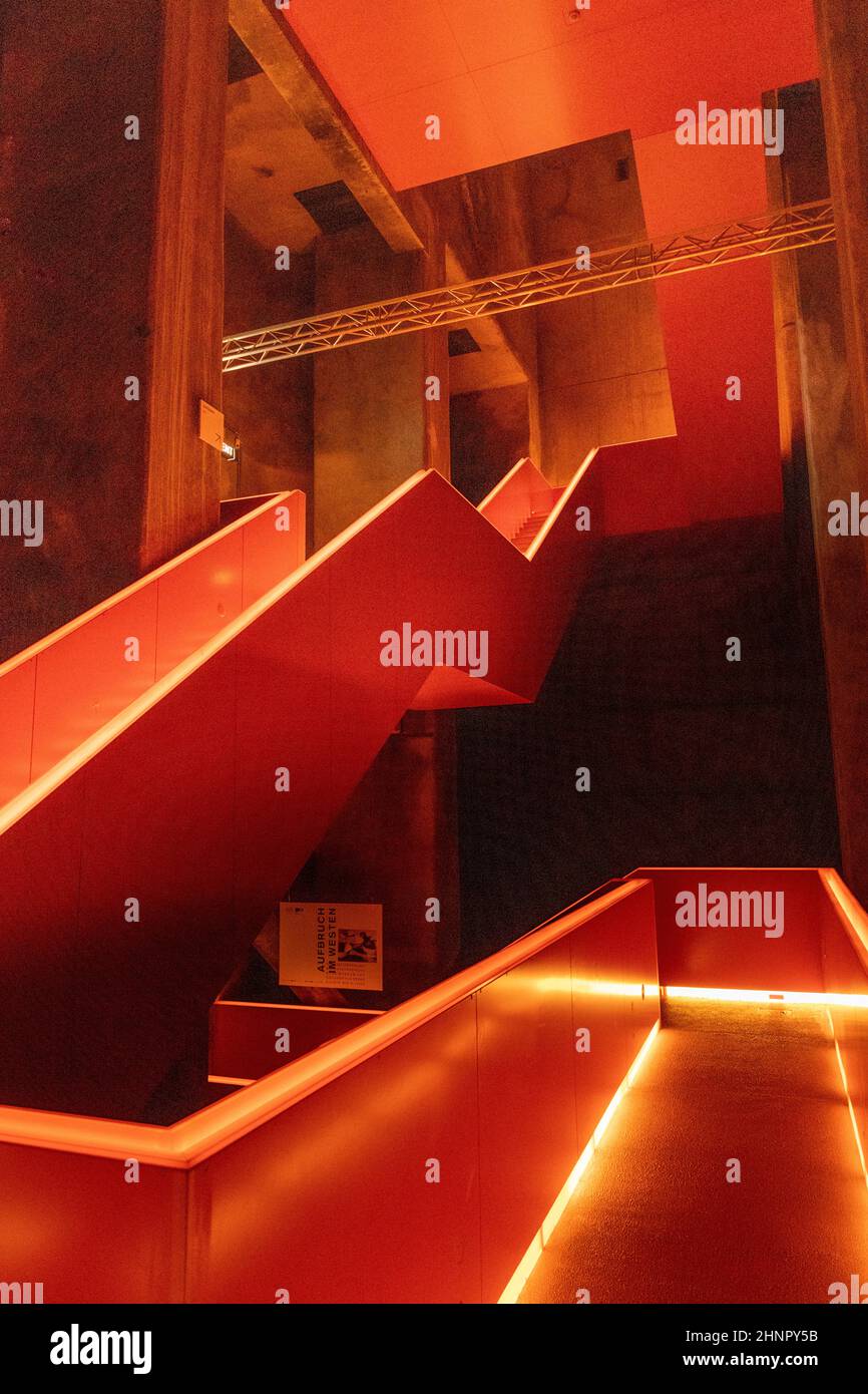 Vorderansicht der schönen orange beleuchteten bemerkenswerten Treppe befindet sich am Eingang des Ruhrmuseums in Zeche Zollverein, Zeche Zollverein Kohlemine Industrial Complex. Stockfoto