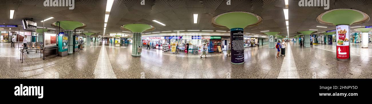 Panorama der Frankfurter U-Bahn-Station Hauptwache mit Geschäften und Menschen, die zur Metro oder S-Bahn eilen Stockfoto