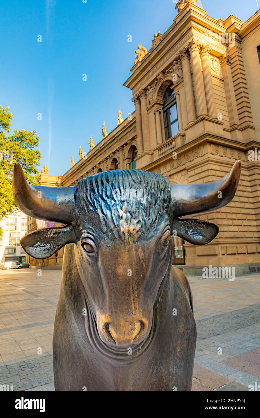 Die Stier- und Bärenstatue an der Frankfurter Börse in Frankfurt. Die Frankfurter Börse ist nach Marktkapitalisierung die 12th größte Börse. Stockfoto