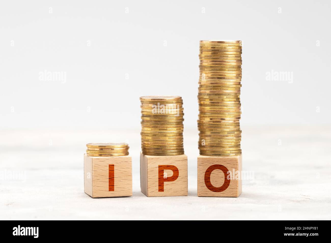 IPO und Stapel von Goldmünzen steigen nach oben. Stockfoto