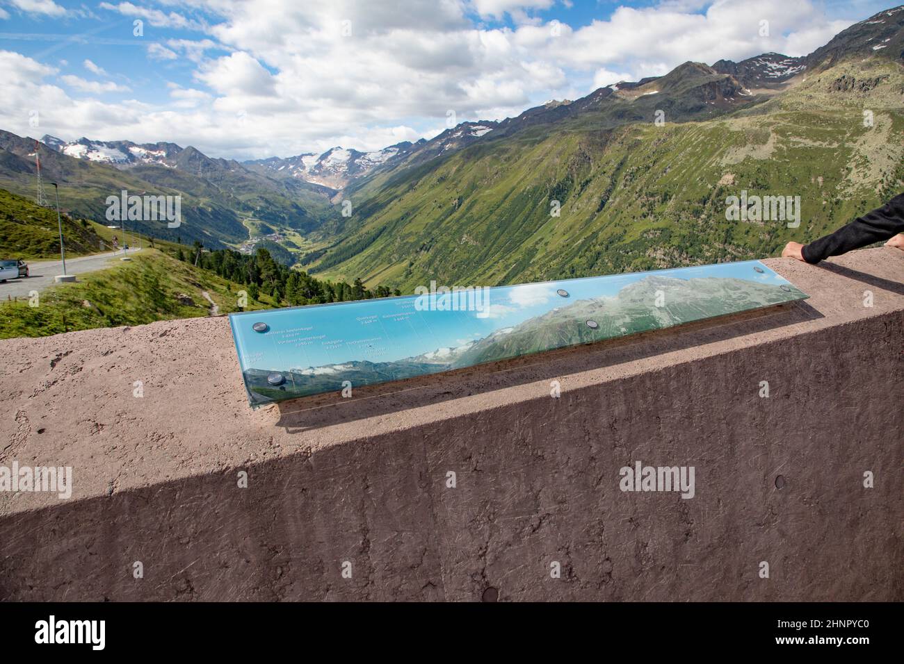 Panoramablick auf die Hochalpenstraße Timmelsjoch im Naturschutzgebiet Texelgruppe. Ötztaler Alpen, Südtirol, Italien. Stockfoto