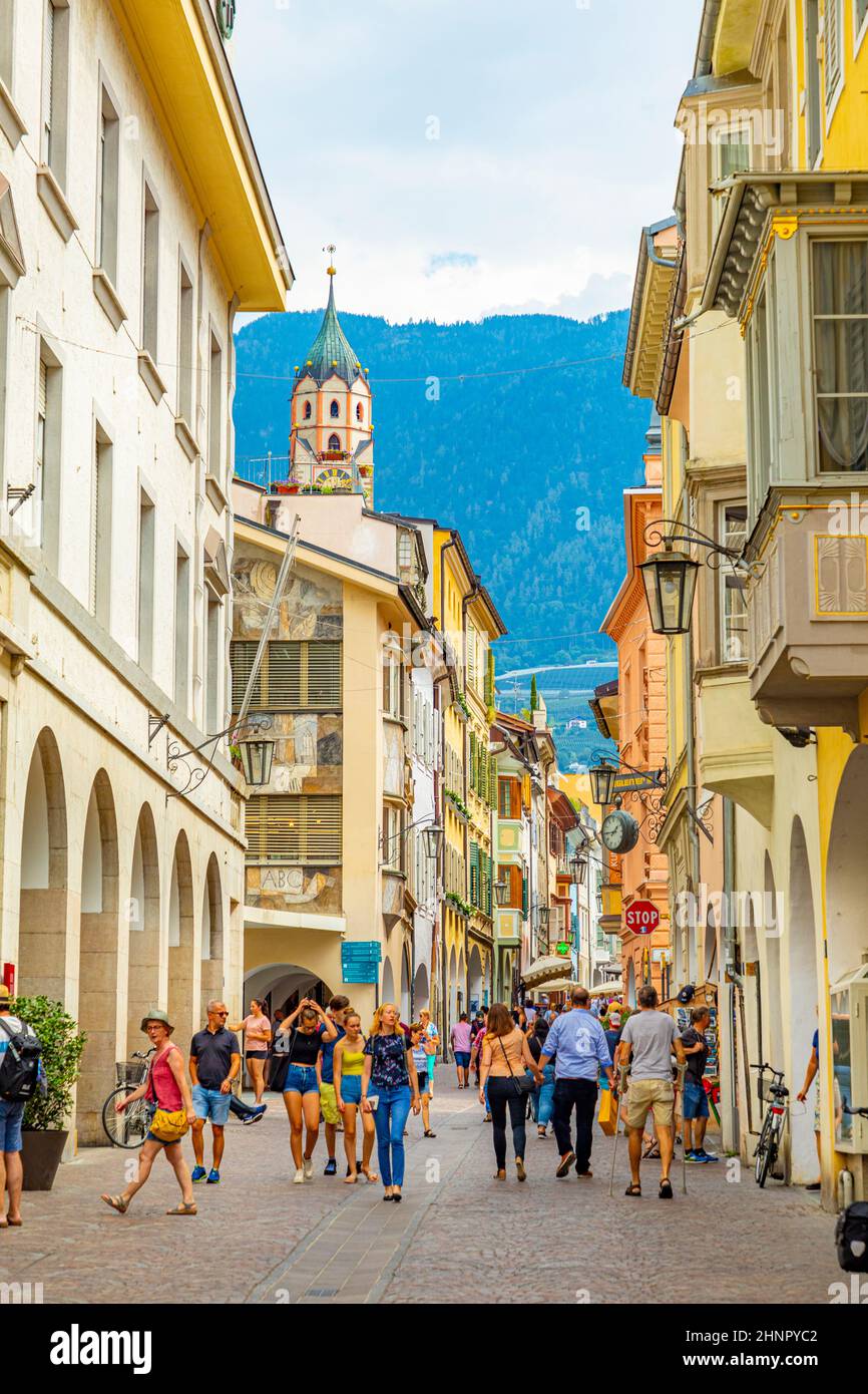 Straßenszenario der Laubengasse im Hauptbezirk Meran mit vielen Fußgängern. Meran. Südtirol, Italien. Stockfoto