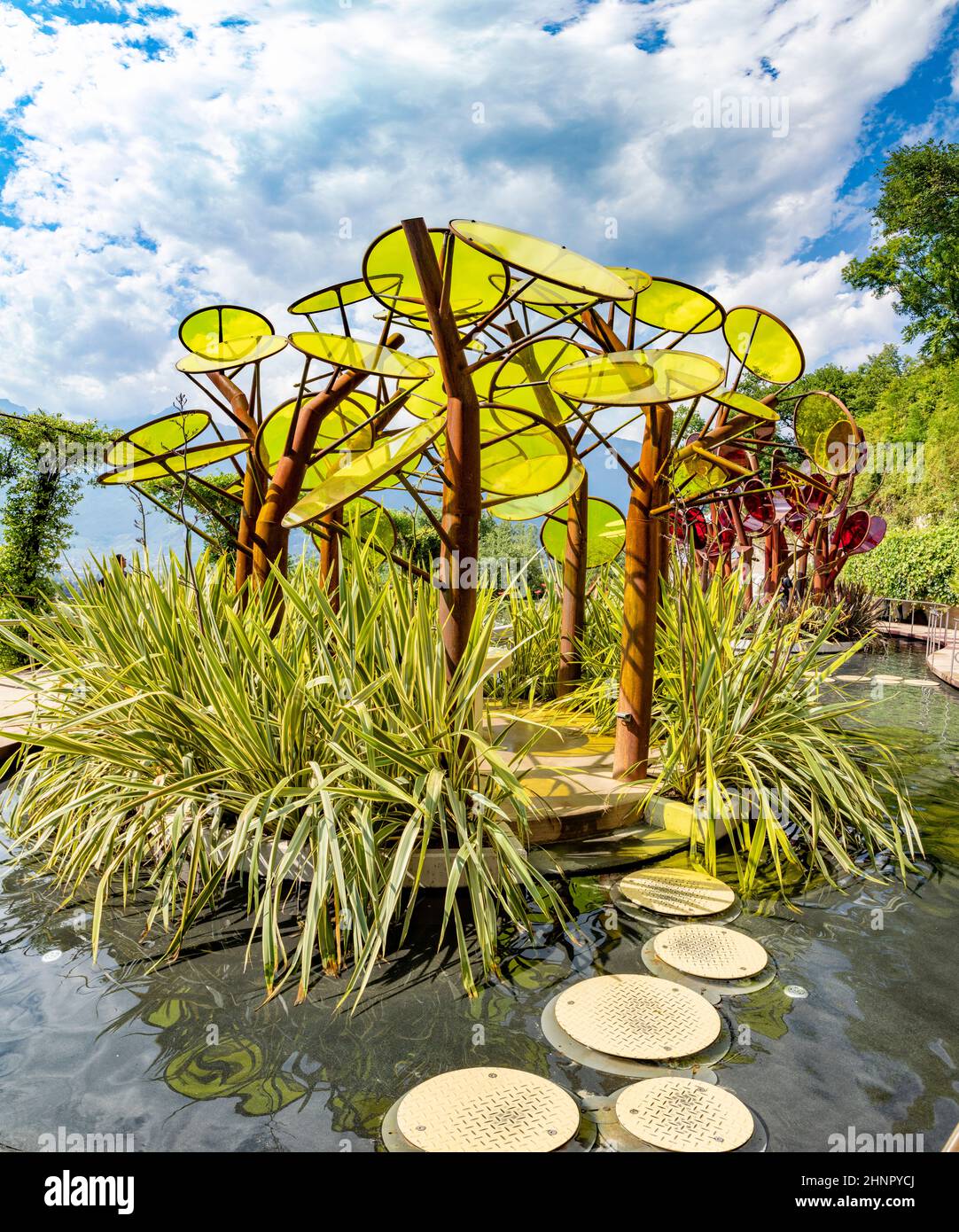 Garten der Liebe mit szenischer Kunst und See in, die Gärten von Schloss Trauttmansdorff, Südtirol Stockfoto