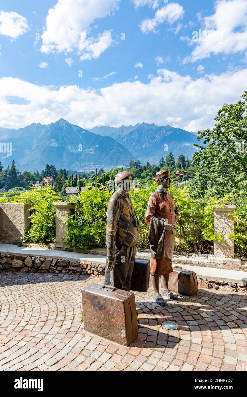 Statue von Touristen im Stil der 60s im Touriseum im Schloss Trauttmansdorff, Südtirol, Italien Stockfoto