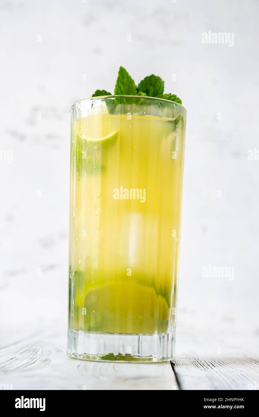 Glas Ananas Mojito auf weißem Hintergrund Stockfoto