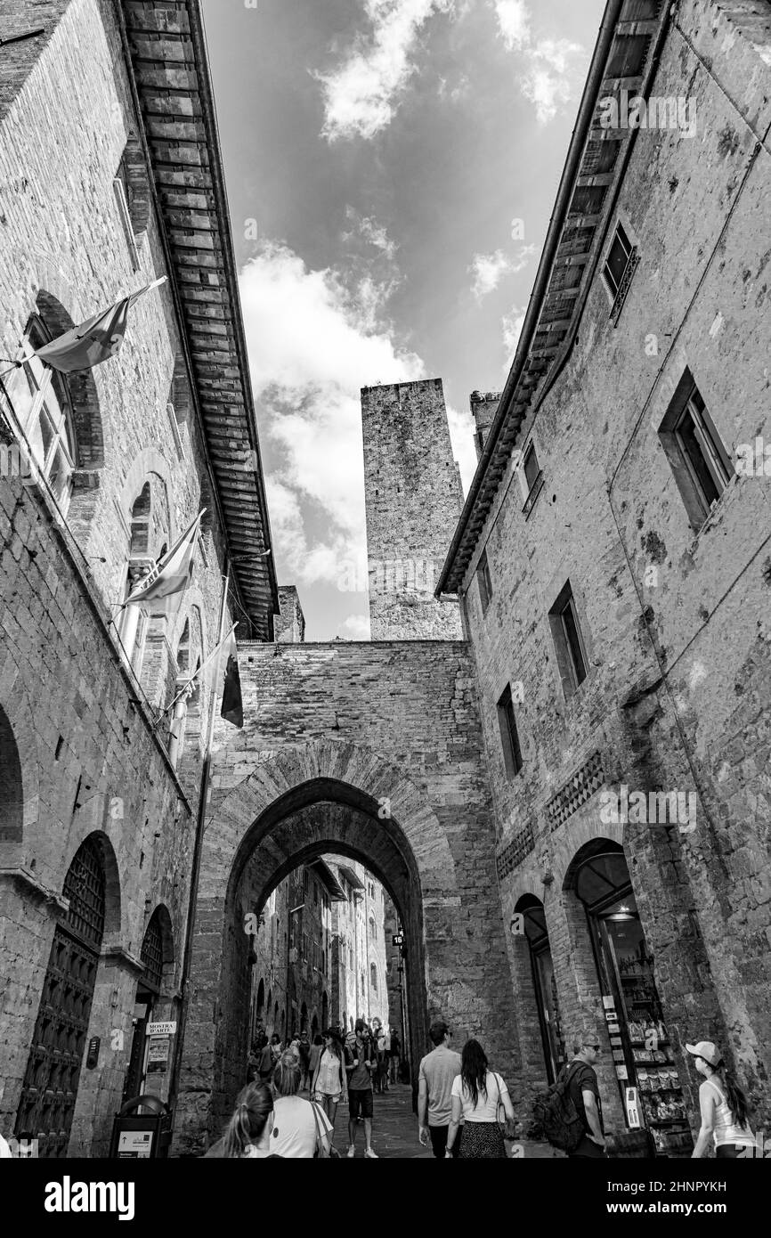 Alte medeival Platz und Türme in der typischen toskanischen Stadt San Gimignano, beliebtes Touristenziel. Die Stadt wurde auch als mittelalterliches Manhattan bezeichnet, weil dort Wohntürme zu finden waren. Stockfoto