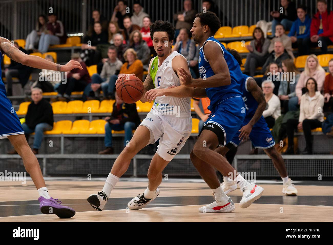 BEMMEL, NIEDERLANDE - 17. FEBRUAR: Worthy de Jong von ZZ Leiden und Nesta Agasi von Yoast United während des BNXT-Ligaspiels zwischen Yoast United und ZZ Leiden im Sportcentrum De Kooi am 17. Februar 2022 in Bemmel, Niederlande (Foto: Rene Nijhuis/Orange Picches) Stockfoto