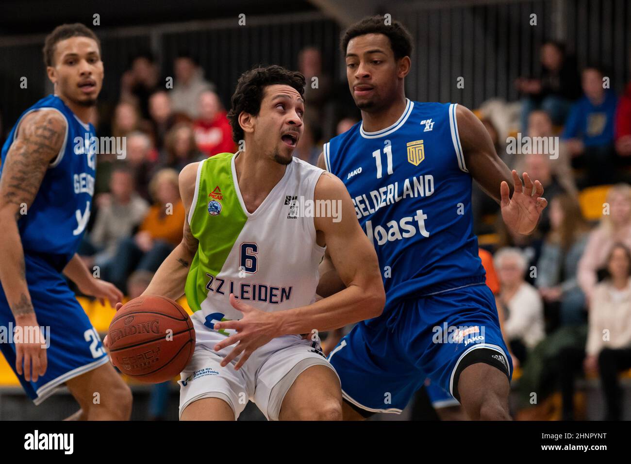 BEMMEL, NIEDERLANDE - 17. FEBRUAR: Worthy de Jong von ZZ Leiden und Nesta Agasi von Yoast United während des BNXT-Ligaspiels zwischen Yoast United und ZZ Leiden im Sportcentrum De Kooi am 17. Februar 2022 in Bemmel, Niederlande (Foto: Rene Nijhuis/Orange Picches) Stockfoto