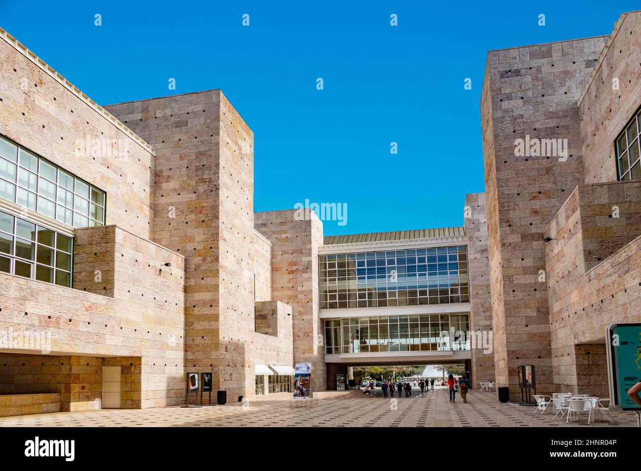 Gebäude des Centro Cultural de Belem (Kulturzentrum Belem), einschließlich des Berardo-Sammlungsmuseums (Museu Colecao Berardo) in Belem, Lissabon, Portugal, an einem sonnigen Tag Stockfoto