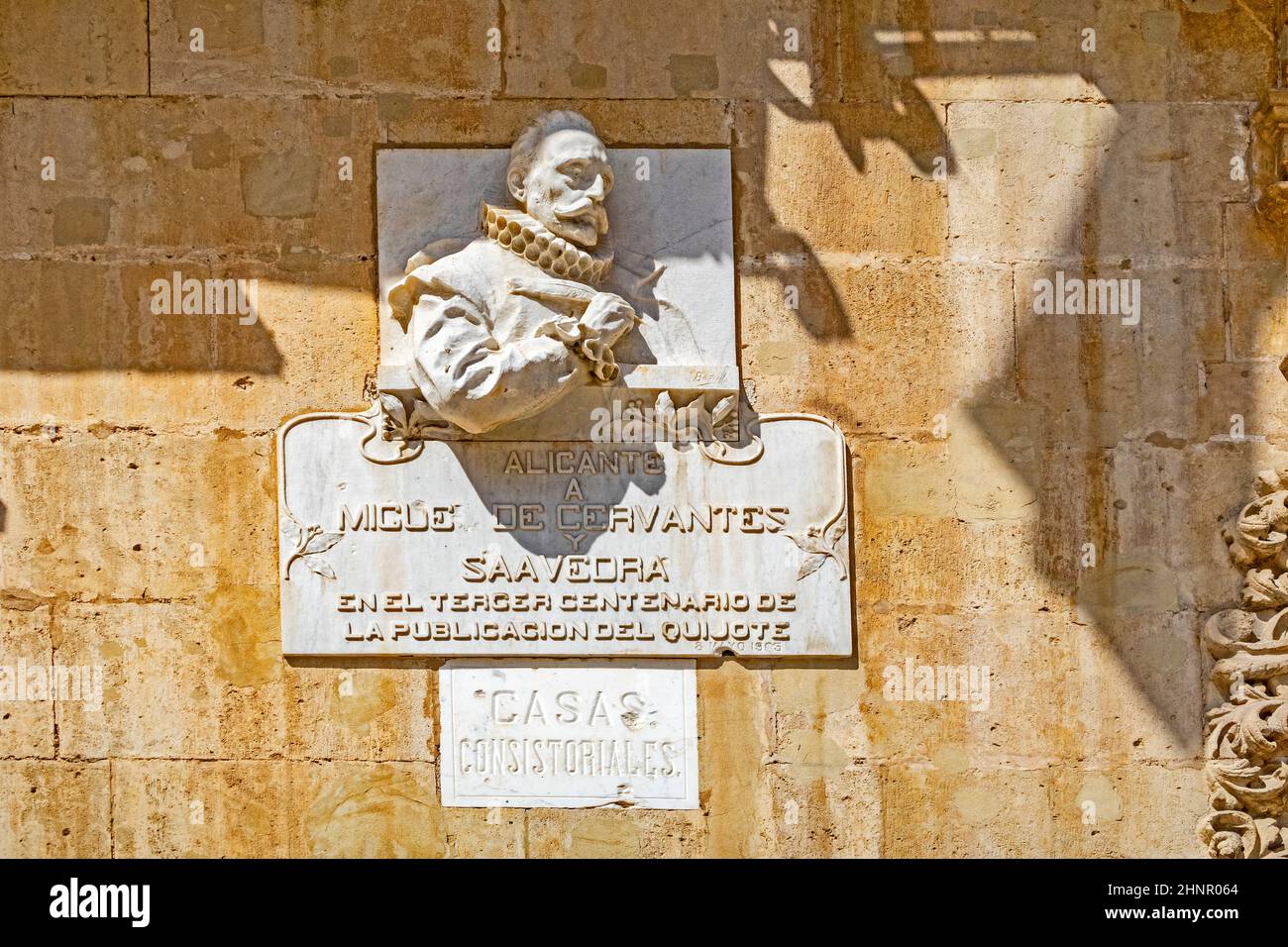 Haupteingang des Rathauses mit Gedenktafel von Cervantes anlässlich des dritten hundertsten Jahrestages der Veröffentlichung des Quijote Stockfoto
