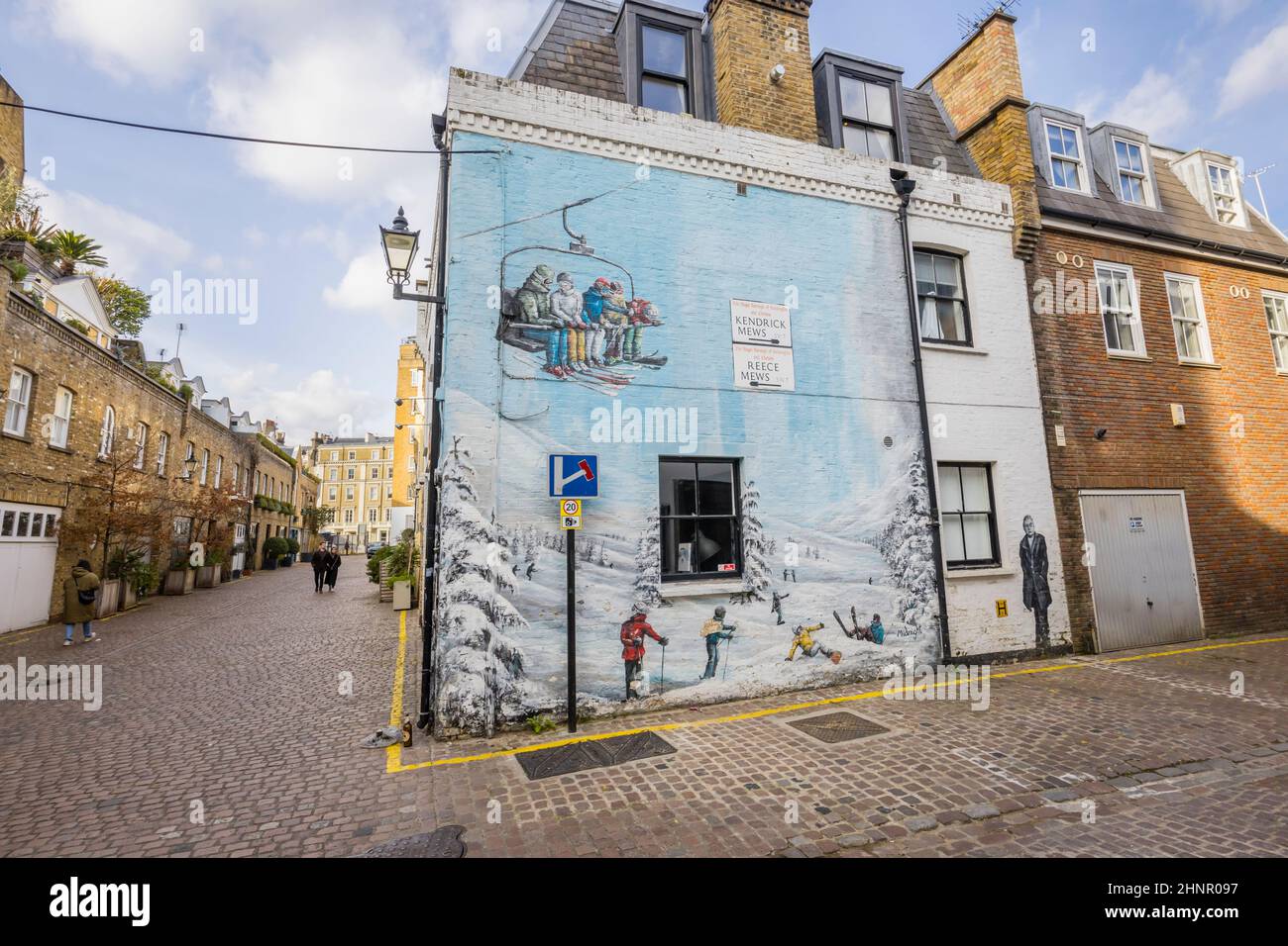 Wandbild einer Skiszene und eines Sessellifts sowie Francis Bacon-Portrait an der Kreuzung von Kendrick Mews und Reece Mews in South Kensington, London SW7 Stockfoto