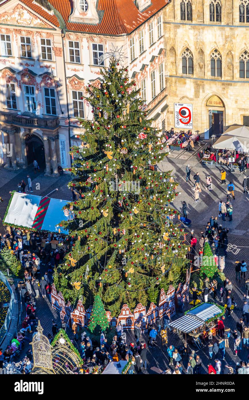 Altstadt von Prag, Tschechische Republik. Blick auf die Tyn Church und das Jan Hus Memorial auf dem Platz vom Alten Rathaus während des Weihnachtsmarktes Stockfoto