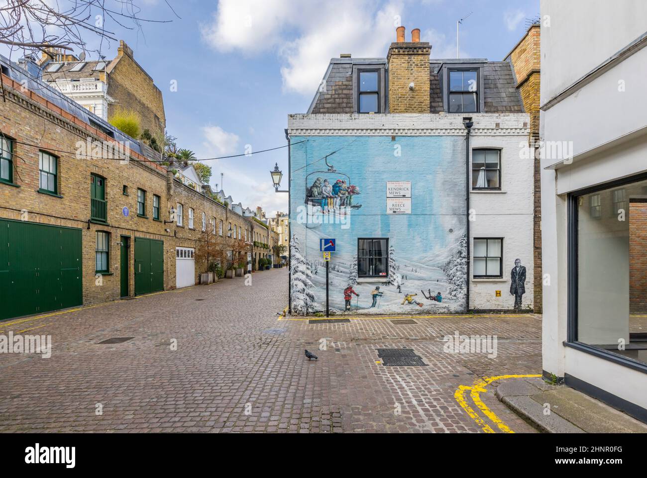 Wandbild einer Skiszene und eines Sessellifts sowie Francis Bacon-Portrait an der Kreuzung von Kendrick Mews und Reece Mews in South Kensington, London SW7 Stockfoto
